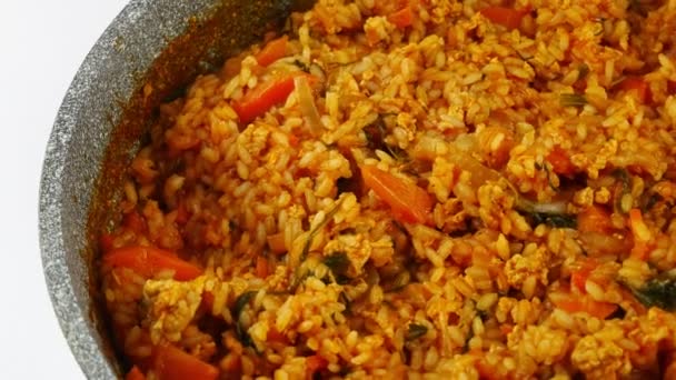 Verduras fritas con arroz en una sartén. Cocina multiétnica . — Vídeo de stock