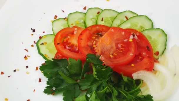 Σαλάτα με φρέσκα λαχανικά.Ντομάτα και αγγούρι με μαϊντανό και κρεμμύδια. — Αρχείο Βίντεο