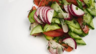 Domates, salatalık ve turp salatası..