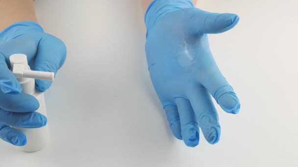 Verarbeitung der Hände des medizinischen Antiseptikums. Hände mit medizinischen Einmalhandschuhen. — Stockvideo