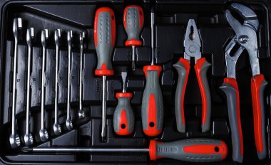 ayarla el çeşitli iş araçları anahtarı, pense, kelepçeler, Çap pergeli ve diğer farklı türleri dahil olmak üzere gri arka plan Üstten Görünüm