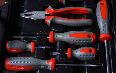 ayarla el çeşitli iş araçları anahtarı, pense, kelepçeler, Çap pergeli ve diğer farklı türleri dahil olmak üzere gri arka plan Üstten Görünüm