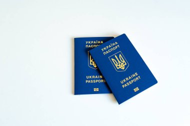 Yeni Ukrayna mavi biyometrik pasaport ile kimlik çipi ve beyaz arka plan üzerinde eski Ukrayna pasaportu