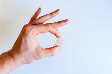 Euro cent sikke adam el beyaz arka plan üzerinde