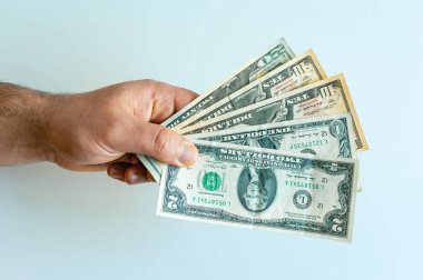 Erkekler el beyaz zemin üzerine Amerikan Doları büyük bohça ile