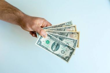 Erkekler el beyaz zemin üzerine Amerikan Doları büyük bohça ile