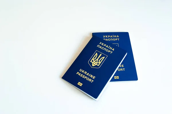 Novo passaporte biométrico azul ucraniano com chip de identificação e passaporte ucraniano antigo em fundo branco — Fotografia de Stock