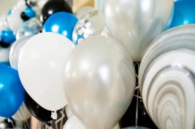 blauwe en witte partij ballonnen