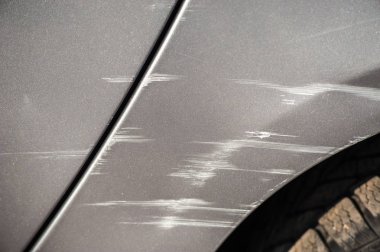 Araba ile derin hasar boya çizik