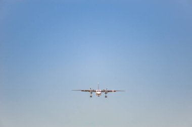 Mavi gökyüzü, önden görünüm serbest şasi ile vida motorları ile beyaz uçak