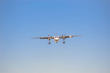 Mavi gökyüzü, önden görünüm serbest şasi ile vida motorları ile beyaz uçak