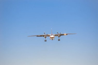 Mavi gökyüzü, önden görünüm serbest şasi ile vida motorları ile beyaz uçak