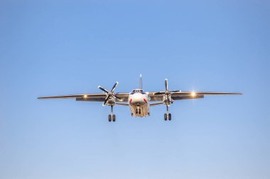 Mavi gökyüzü, önden görünüm serbest şasi ile vida motorları ile beyaz uçak