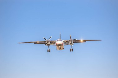 Mavi gökyüzü, önden görünüm serbest şasi ile vida motorları ile beyaz uçak