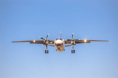 Mavi gökyüzü, önden görünüm serbest şasi ile vida motorları ile beyaz uçak