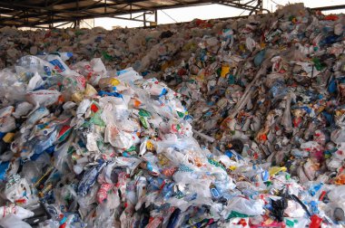 Sıralanmış atık işleme için bitki. Dağlar enkaz, ambalaj ve plastik.