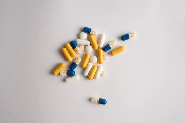Таблетки, таблетки, лекарства на белом фоне — стоковое фото