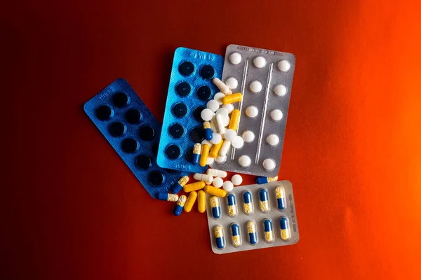 Διαφορετικά δισκία, χάπια σε συσκευασίες κυψελών φύλλου, φάρμακα σε χάλκινο φόντο — Φωτογραφία Αρχείου