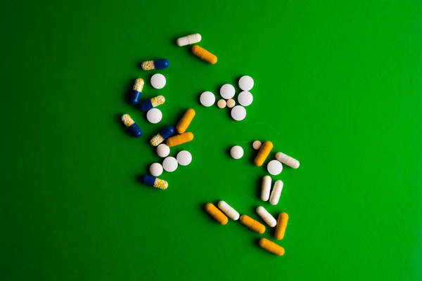 Diferentes Comprimidos Comprimidos Medicamentos Drogas Fundo Verde — Fotografia de Stock