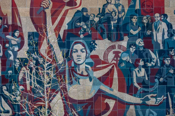 DREZDEN / GERMANY 04.04.2019: Mozaik panel. Dresden 'deki Kültür Evi. Sovyet Propagandası, SSCB