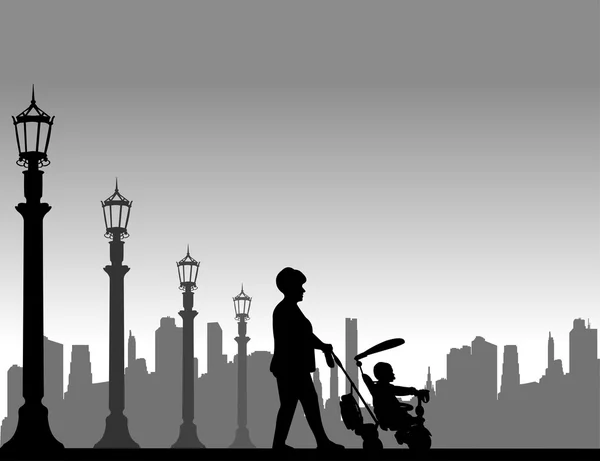 Babcia, chodzenie z wnukiem na trójkołowy na ulicy — Zdjęcie stockowe