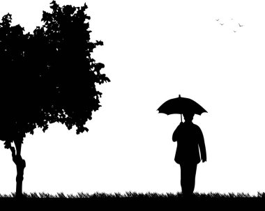 Park şemsiyesi altında yürüyen güzel emekli yaşlı kadın