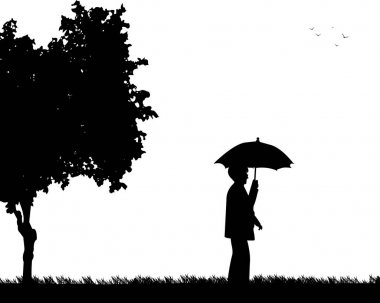 Park şemsiyesi altında yürüyen güzel emekli yaşlı kadın