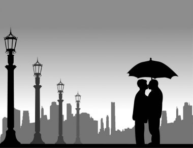 Çok hoş duran ve sokakta şemsiyesi altında öpüşme yaşlı çift emekli