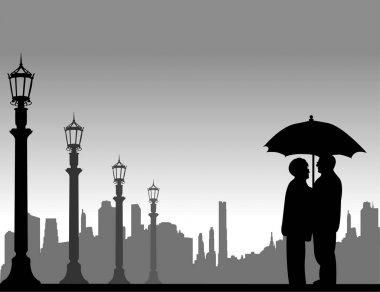 Sokakta şemsiyesi altında güzel emekli yaşlı çift standları