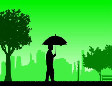 Park şemsiyesi altında yürüyen genç adam