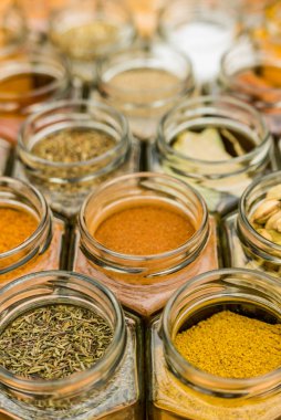 Renkli lezzetli baharat baharat kavanozların içinde bir sürü.