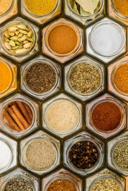 Baharat ve otlar altıgen kavanozların içinde. Üstten Görünüm.