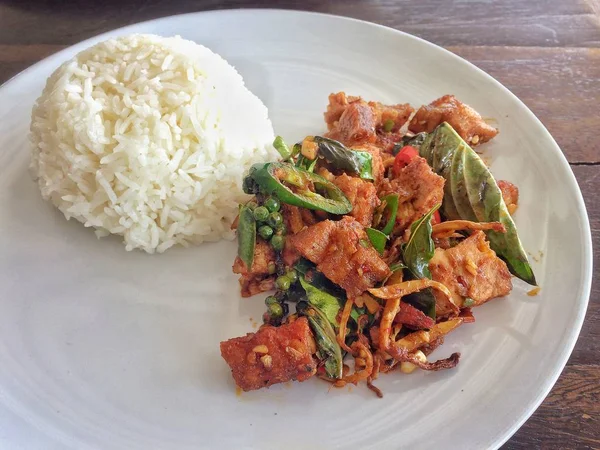 Arroz Frito Con Cerdo Crujiente Albahaca —  Fotos de Stock