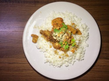 Sarımsak Fried Rice ile ızgara domuz