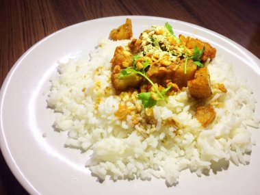 Sarımsak Fried Rice ile ızgara domuz