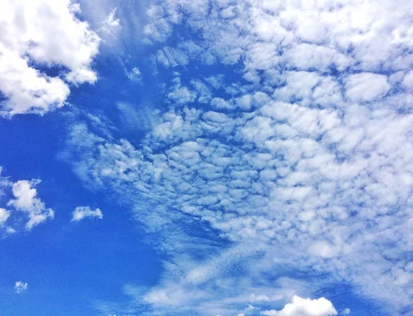 Блакитне Небо Фоном Хмар — стокове фото