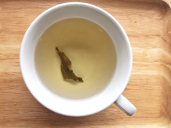 Ahşap arka planda su çayı molası