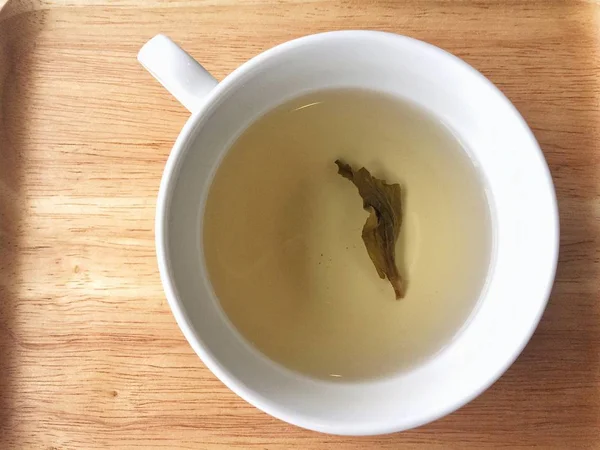 Ahşap arka planda su çayı molası