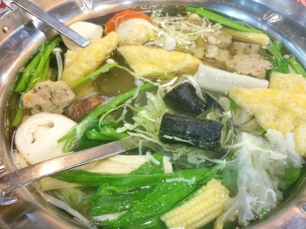烹调在火锅许多组分例如菜 — 图库照片