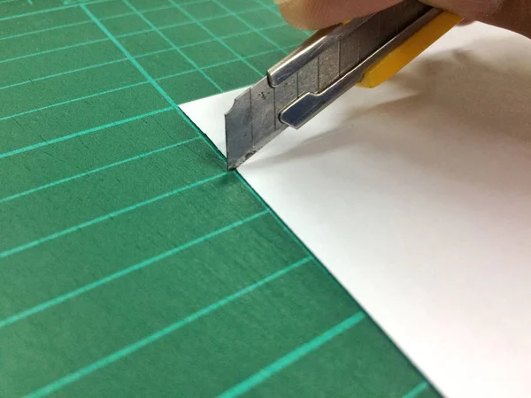 Papier Mit Einem Messer Schneiden — Stockfoto
