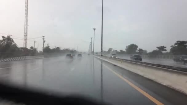 ドライブに行く途中雨します — ストック動画