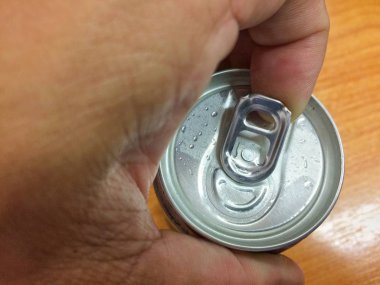Kapak alüminyum konserve içecek açılış bir el kapatın