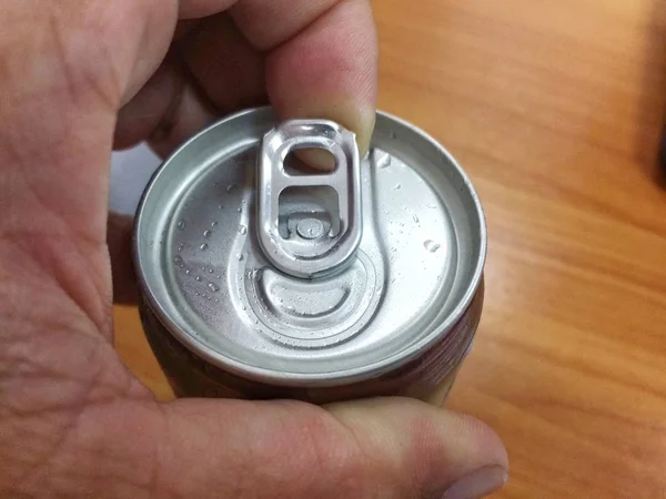 Närbild Hand Som Öppnar Luckan Aluminium Burk Drink — Stockfoto