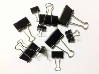 Siyah ataç beyaz arkaplanda izole edildi.