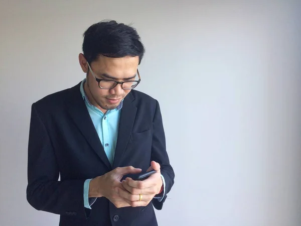 Empresario Usando Teléfono Móvil Fuera Oficina Hombre Sosteniendo Teléfono Inteligente — Foto de Stock