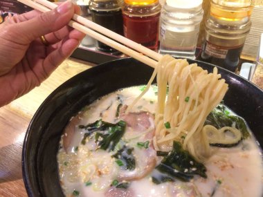 Domuz etli ramen, yenecek sıcak Japon yemeği.
