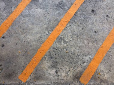 Tek bir desenle boyanmış beton zemin.