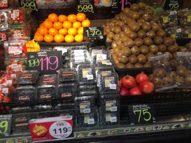 Bangkok, Tayland-8 Aralık 2019: Alıcıların yemesi için satılan meyveler.