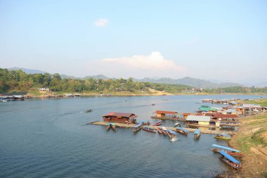 Sangkhlaburi, Kanchanaburi, Tayland 'daki Köprü Nehri' nin manzarası