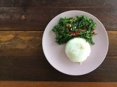 Çıtır fesleğenli pirinç ve ördek fesleğeni